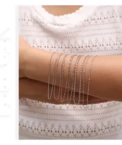 Nahaufnahme verschiedener minimalistischer S925 Sterlingsilber-Ketten an einem Handgelenk