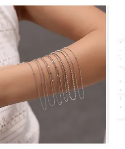 Detailaufnahme glitzernder S925 Sterlingsilber-Halsketten im minimalistischen Stil.