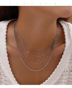 Detailansicht der mehrlagigen S925 Sterlingsilberketten mit einem eleganten Schimmereffekt