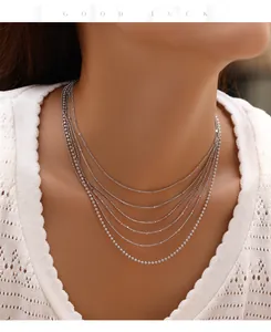 Detailansicht einer mehrlagigen S925 Sterlingsilber Kette an einem Modell.