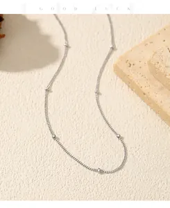 Makro-Detail einer schimmernden S925 Sterlingsilberkette mit zarten Perlenakzenten