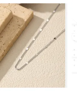 Makroansicht der schimmernden S925 Sterlingsilber Minimalist Kette Halskette