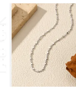 Nahaufnahme der schimmernden S925-Sterlingsilberkette mit eleganten Perlenakzenten.