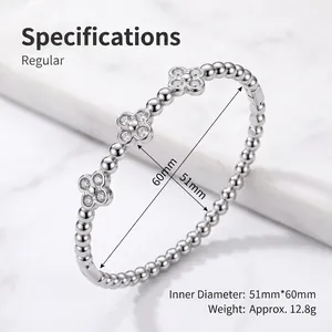 Vista dettagliata del bracciale di perline in acciaio inossidabile con motivi a trifoglio