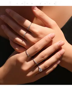 Detailopname van stapelbare S925 zilveren ringen met moissaniet op een vrouwenhand