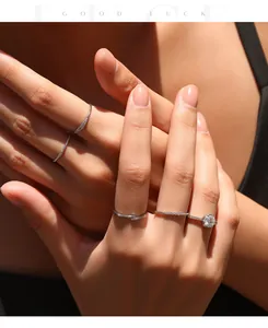 Hoogwaardige detailopname van de textuur van stapelbare ringen van S925 Sterling Zilver Moissanite