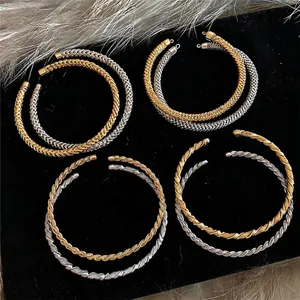 Eleganti collane torque in metallo intrecciato oro e argento per donne alla moda.