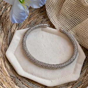 Collana girocollo a maglia intrecciata argento con design alla moda minimalista chic.