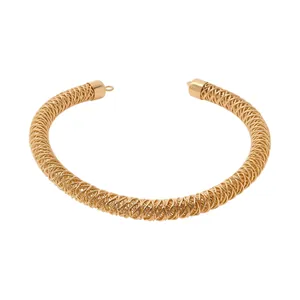 Elegante collana a girocollo in maglia intrecciata dorata con design circolare intrecciato
