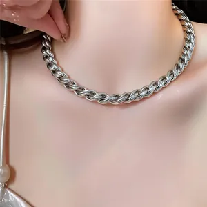 Dettaglio di una collana girocollo a catena barbazzale ritorta argento su modella