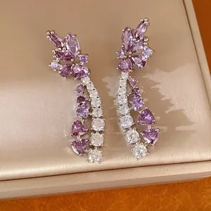 Nahaufnahme eleganter lila Blumenohrringe mit funkelnden Zirkonia-Quasten.