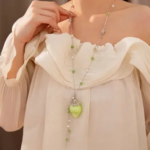 Lange elegante grüne Erdbeerperlenkette mit Kunstperlen und grünen Kristallakzenten