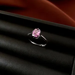 Eleganter silberfarbener Ring mit rosa ovalem Zirkonia in einer Schmuckschatulle