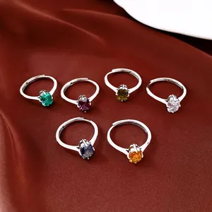 Set aus sechs silbernen verstellbaren Ringen mit bunten ovalen Zirkonia-Steinen, elegant