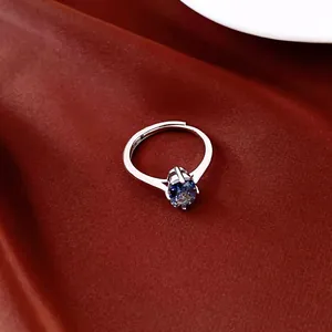 Nahaufnahme eines minimalistischen Silberrings mit einem ovalen blauen Zirkoniastein