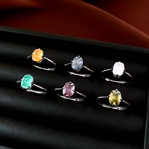 Set eleganter ovaler Zirkonia-Ringe in verschiedenen lebhaften Farben in Luxusbox.