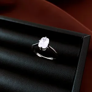 Nahaufnahme eines minimalistischen Rings mit ovalem Zirkonia in einer schwarzen Schmuckschatulle