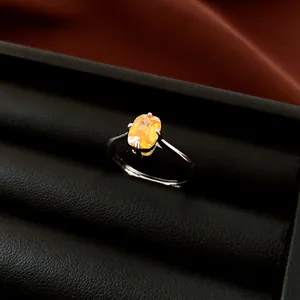 Detailansicht eines eleganten gelben Zirkonia-Rings in einer schwarzen Box