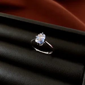 Makroansicht eines schimmernden Zirkonia-Rings im Ovalschliff in poliertem Silber