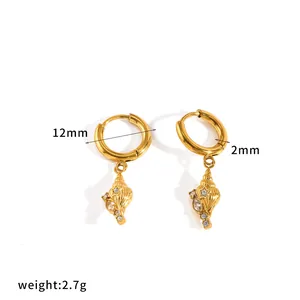 Detailansicht goldener Muschel-Ohrringe mit 12 mm Durchmesser und 2,7 g Gewichtsangabe