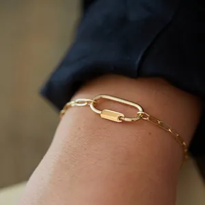 Élégant bracelet en acier inoxydable doré avec un fermoir mousqueton ovale chic