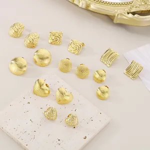 Collection de boucles d'oreilles en acier inoxydable plaqué or 18 carats en formes de cœur