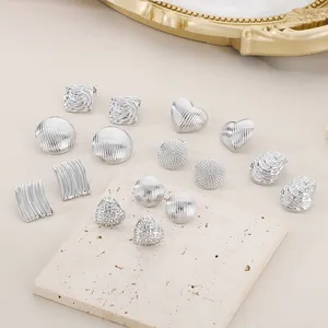 Boucles d'oreilles en acier inoxydable texturé argenté en formes de cœur et rondes
