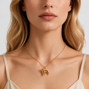 Elegante 18k goud vergulde roestvrijstalen ketting met honden hanger op een model