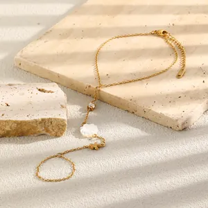 Detailaufnahme einer 18K vergoldeten Edelstahl-Fußkette mit Muschel und Seestern Anhängern