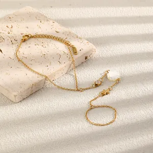 Cavigliera in acciaio inossidabile placcato oro 18K con charm conchiglia e stella marina