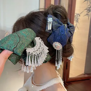 Dettaglio della molletta per capelli in stile cinese con nappe e fiocco in seta