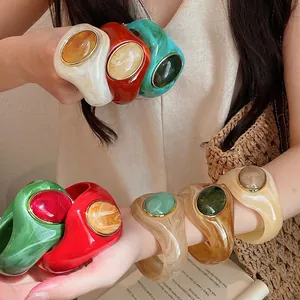 Exaggerated marble-dyed acrylic bangle with oval stone inlay for fashionable women