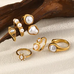 Vue détaillée de bagues en acier inoxydable plaqué or 18 carats et perles