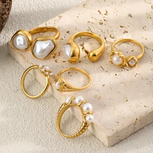 Vue détaillée de diverses bagues en acier inoxydable plaqué or 18 carats avec perles.