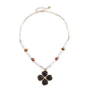 Collana di perline vintage con pendente a fiore in resina nera e dettagli in legno