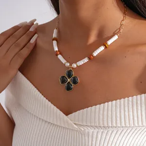 Collana di perle retrò con ciondolo a fiore e perle in resina bianca per donna, dettaglio.