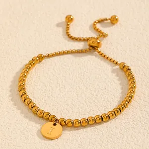 Élégant bracelet en perles d'acier titane doré avec un pendentif disque initial I