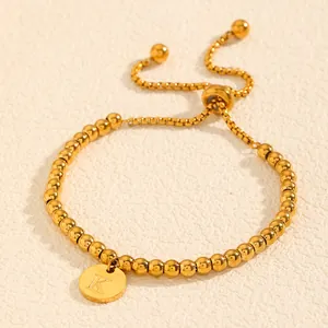 Bracelet à perles en acier titane doré avec breloque ronde gravée de la lettre K