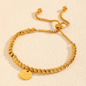 Bracelet à billes ajustable en acier inoxydable doré avec un pendentif lettre M