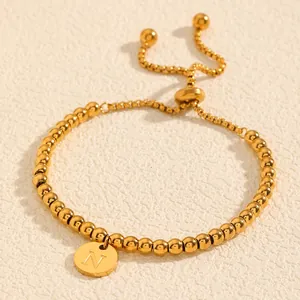 Bracelet ajustable en perles dorées avec pendentif rond gravé lettre N