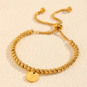 Élégant bracelet à perles en acier doré avec curseur réglable et pendentif initiale P