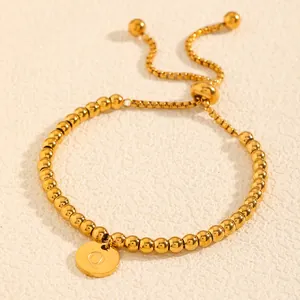 Bracelet à billes en acier titane doré avec breloque lettre Q et fermoir ajustable