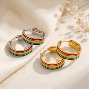 Détail des boucles d'oreilles créoles arc-en-ciel en acier inoxydable doré et argenté