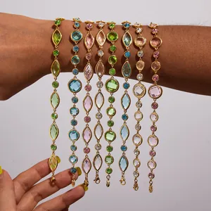 Gros plan de plusieurs bracelets en pierres précieuses colorées portés sur l'avant-bras