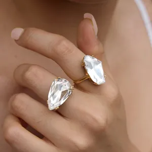 Gros plan de bagues en cristal avec anneaux en acier inoxydable doré pour femmes.
