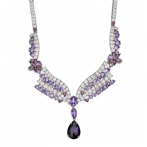 Luxuriöse silberne Halskette mit lila Edelsteinen und blumigem Diamantbesatz Anhänger