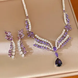 Luxuriöses Schmuckset mit lila Edelsteinen bestehend aus Blumenkette und Tropfenohrringen