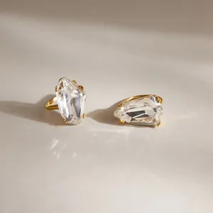 Gros plan de bagues de luxe en cristal transparent géant avec finition dorée