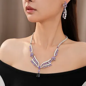 Nahaufnahme eines edlen lila Edelstein-Schmucksets mit Collier und Tropfenohrringen