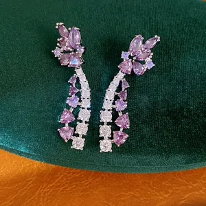Detailansicht eleganter lila-weißer Kristallblumen-Ohrhänger mit einem Wassertropfen Design